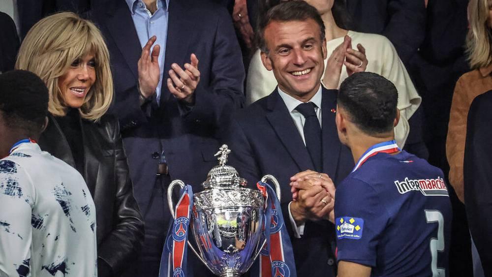 الرئيس الفرنسي ماكرون يستقبل باريس سان جيرمان في قصر الإليزيه مساء اليوم الأحد