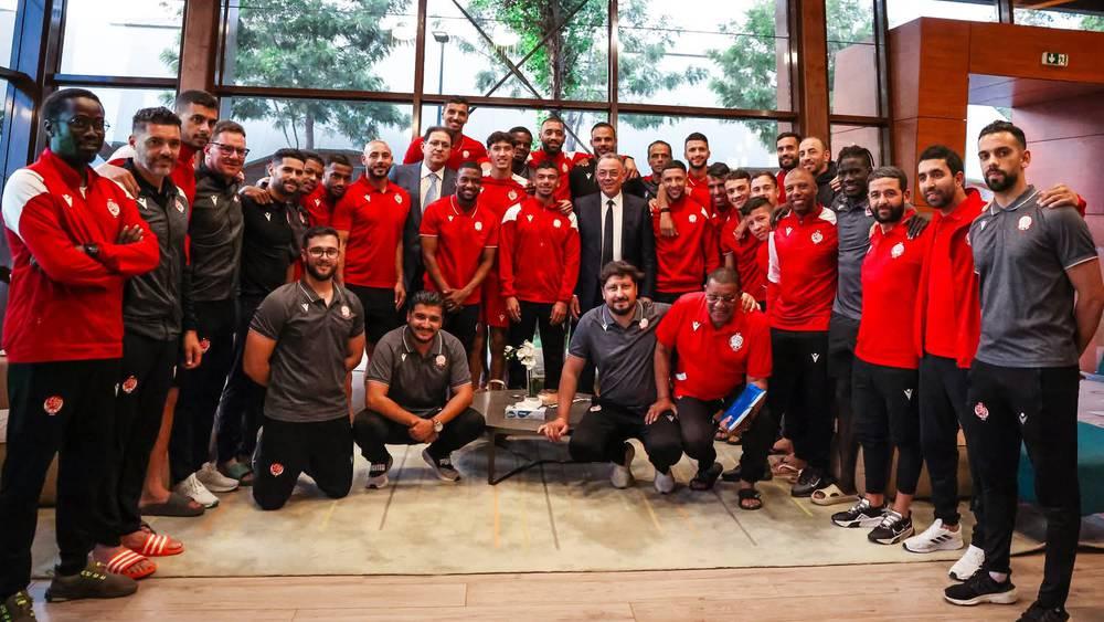 لقجع يزور بعثة الوداد قبل السفر إلى أمريكا للمشاركة في كأس العالم للأندية