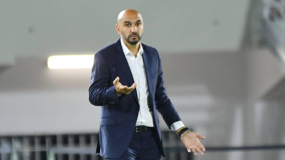 الركراكي: "عشب الملعب لا يزال جديدا ومن الجيد اللعب في مثل هذه الظروف لكي نتأقلم"