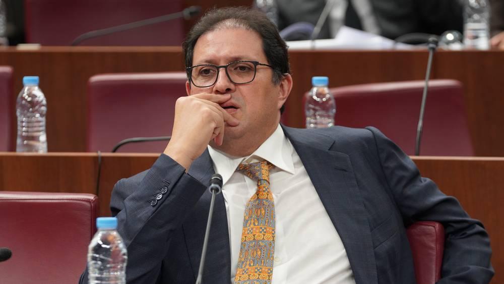 عقود آيت منا مع بعض الوافدين الجدد وتفاصيلها يطرحان علامة الاستفهام!