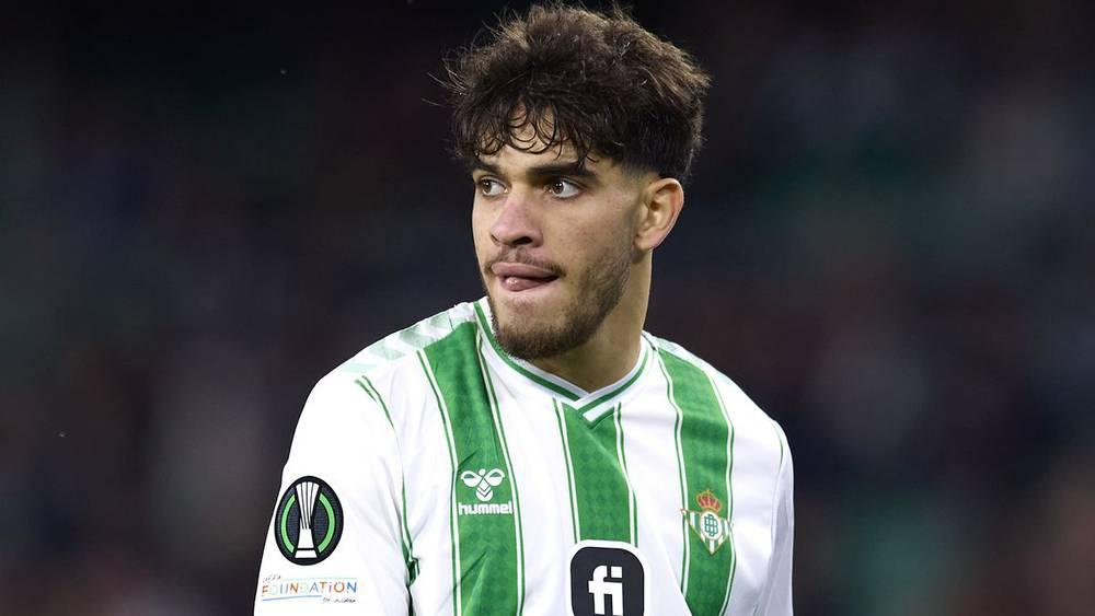 الزلزولي يقترب من الانتقال إلى كومو الإيطالي بموجب عقد يمتد حتى 2030