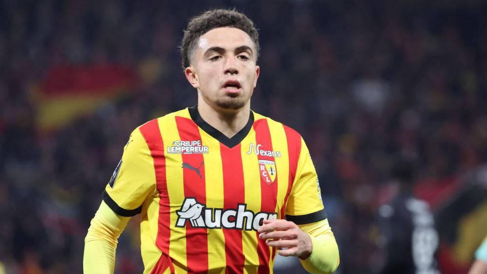 لاتسيو يدخل في مفاوضات لضم نائل العيناوي من لانس الفرنسي