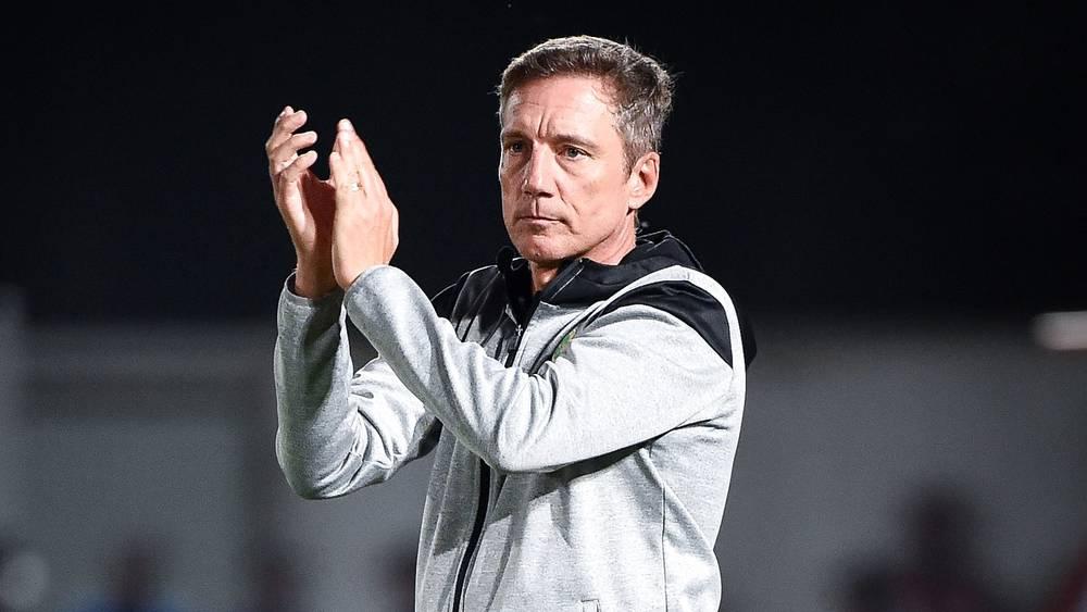 الجيش الملكي يتفق مع مدربه سانتوس على تفعيل بند تمديد العقد إلى غاية صيف 2026