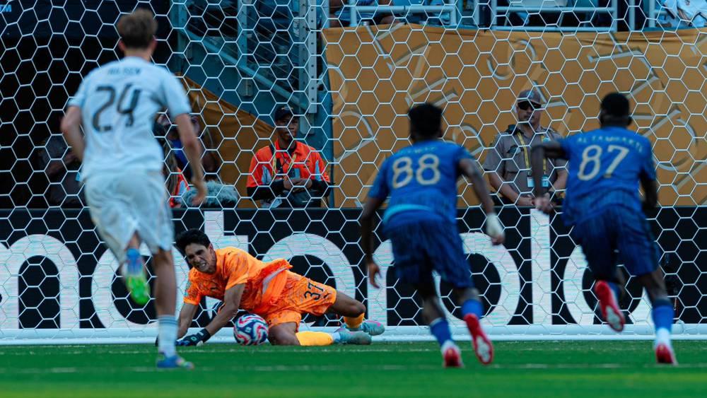 بونو: "ضربات الجزاء تعتمد على الحدس والحظ"