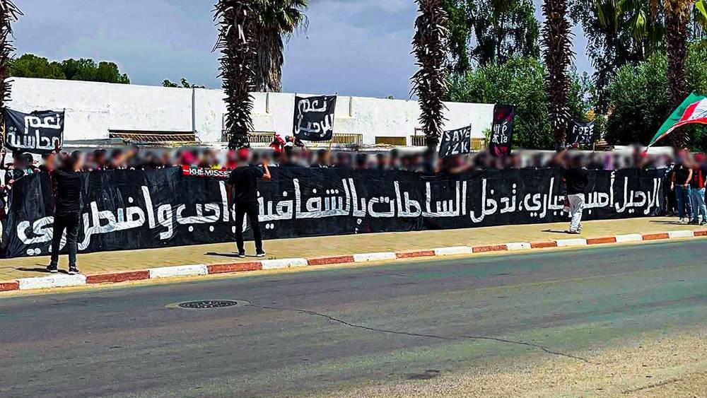 جماهير الاتحاد الزموري للخميسات تنتفض وتطالب برحيل الفيلالي رئيس النادي أمام مقر العمالة