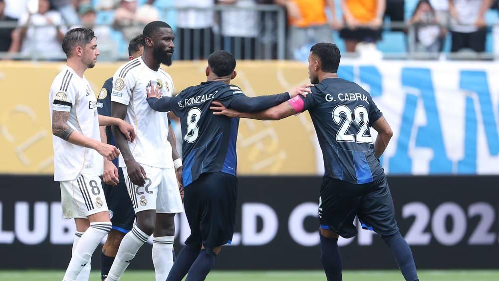 "الفيفا" يفتح تحقيقًا بعد تأكيد روديغير تعرضه لإهانة عنصرية من لاعب باتشوكا