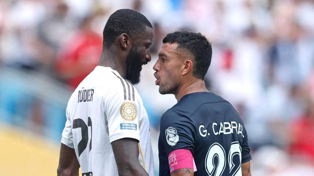 لاعب باتشوكا يدافع عن نفسه: "قلت لروديغير 'جبان حقير' وهذه ليست عنصرية!"