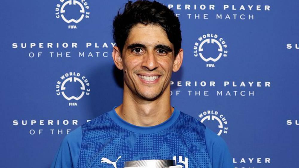 ياسين بونو يحرز جائزة "رجل المباراة" في مواجهة الهلال وريد بول سالزبورغ