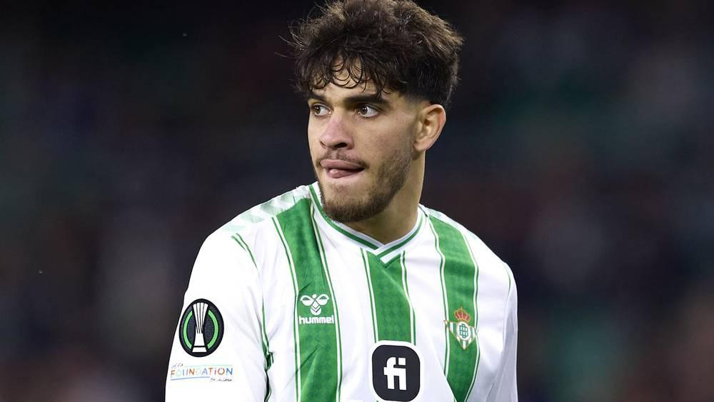 نابولي ينضم إلى الأندية المهتمة بالزلزولي وبيليغريني يأمل في بقاء اللاعب مع بيتيس