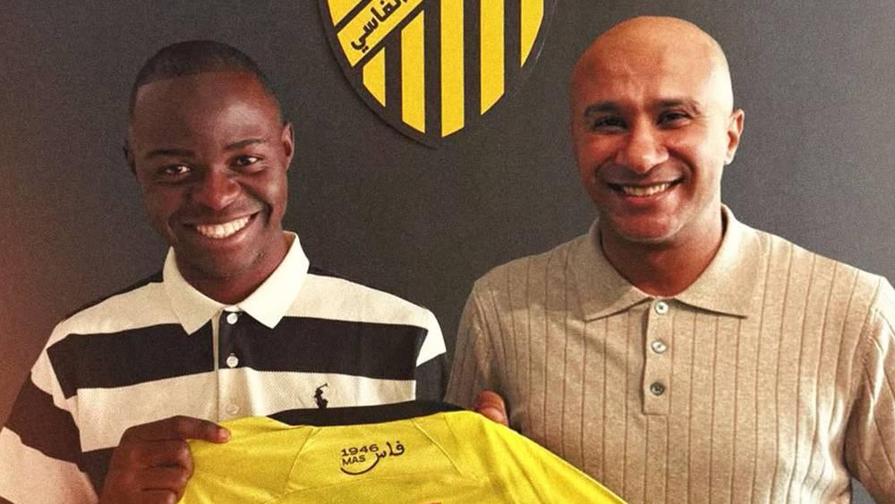 المغرب الفاسي يُعزز صفوفه بالنيجيري تانيمو بعقد يمتد لثلاثة مواسم