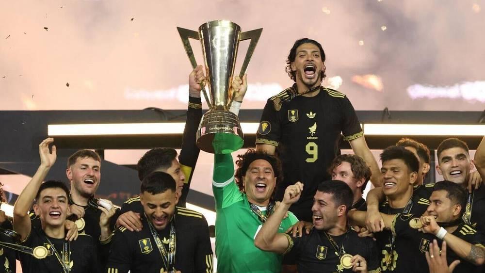 المكسيك تتوج بالكأس الذهبية للمرة العاشرة تاريخيا بعد فوزها في النهائي على الولايات المتحدة الأمريكية (2-1)