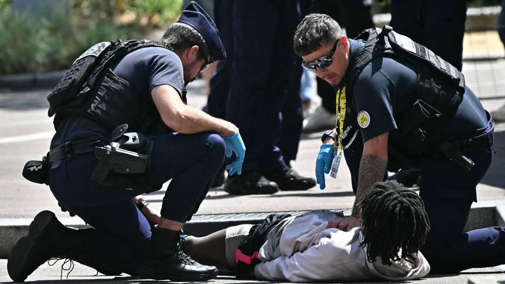 شاب هارب من مستشفى للأمراض العقلية يطعن شرطيا في طواف فرنسا!