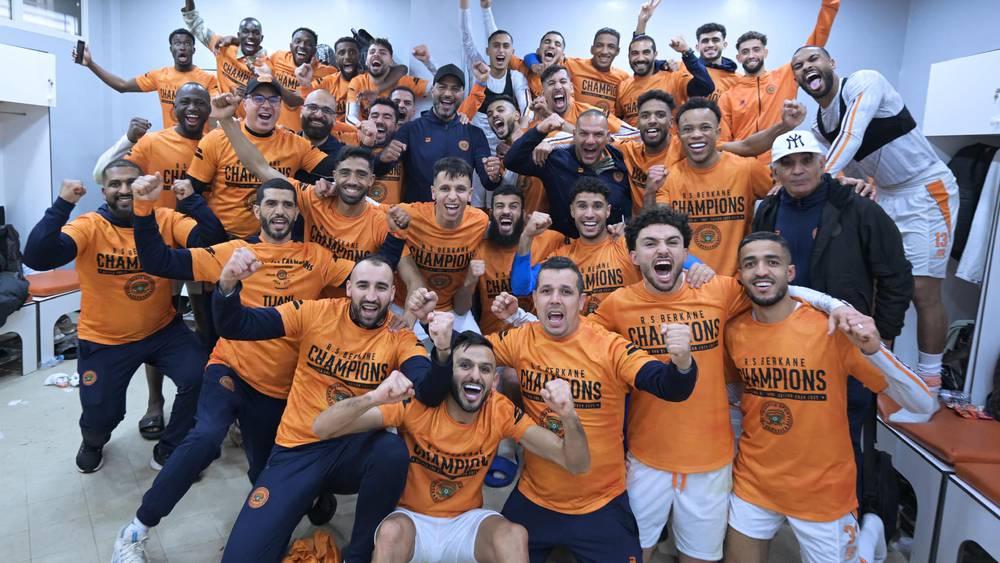 في قلب ملعبها.. مكونات نهضة بركان تحتفي بتتويجها بدرع البطولة الاحترافية الأول في تاريخ النادي