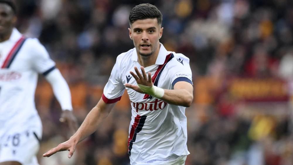 أوكسير يتوصل إلى اتفاق مبدئي لضم أسامة العزوزي على سبيل الإعارة من بولونيا