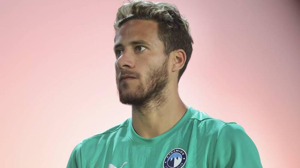 بسبب واقعة تعود لضبط شاب يجري امتحانا بدلا عنه.. احتجاز رمضان صبحي لاعب بيراميدز في مطار القاهرة بعد عودته من تركيا