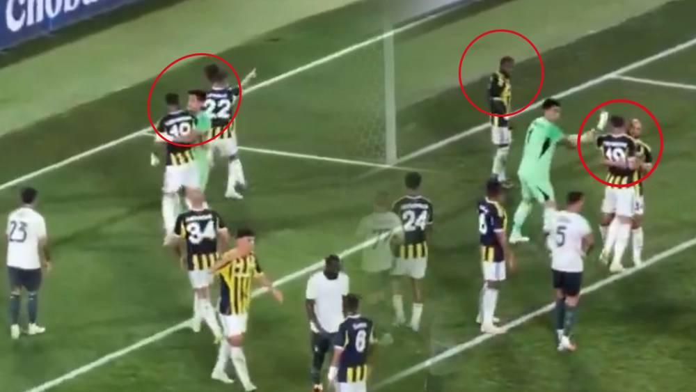 حدوث مشاداة كلامية حادة بين النصيري وزميله فريد في مباراة فنربخشة ولاتسيو!