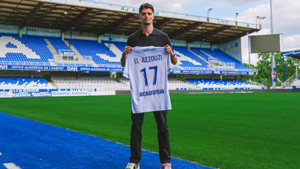أوكسير الفرنسي يعلن تعاقده رسميا مع أسامة العزوزي على سبيل الإعارة من بولونيا