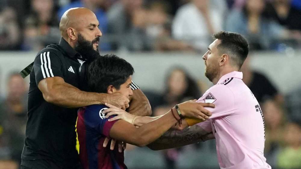 إيقاف حارس ميسي الشخصي في كأس الدوريات بسبب اقتحامه الملعب لفض شجار بين اللاعبين!