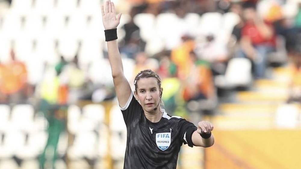 "الشان"/ كربوبي تقود مباراة أفريقيا الوسطى وبوركينا فاسو بمساعدة الكشاف كحكم رابع والفارق يدير غرفة الفار رفقة فتيحة جرمومي