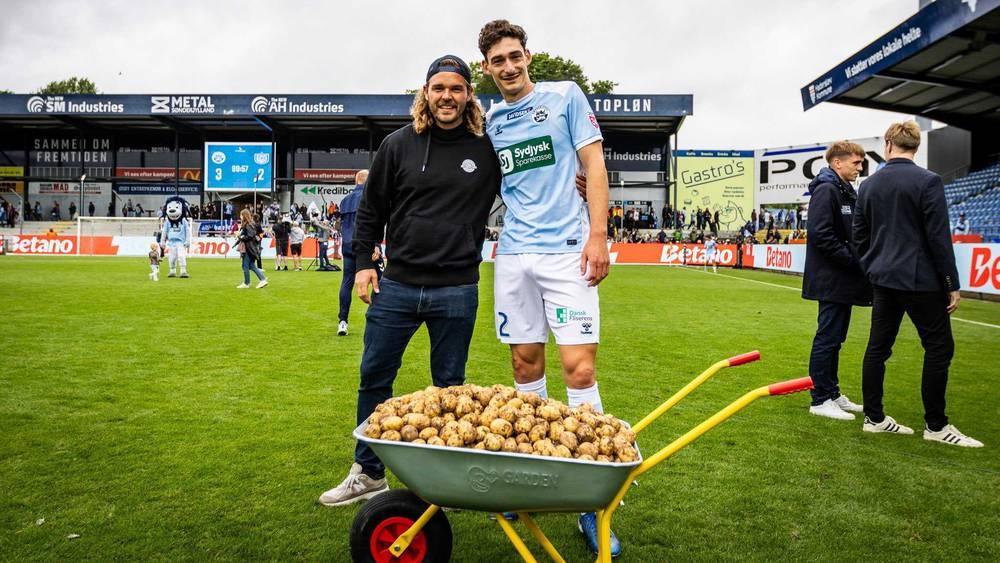 "55 كلغ من البطاطس" جائزة رجل المباراة بالدوري الدنماركي!