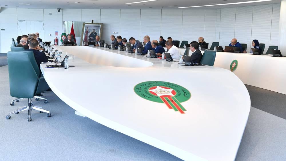 لقجع يدعو إلى إعادة فتح ملفات الضرائب والجبايات الخاصة بالأندية