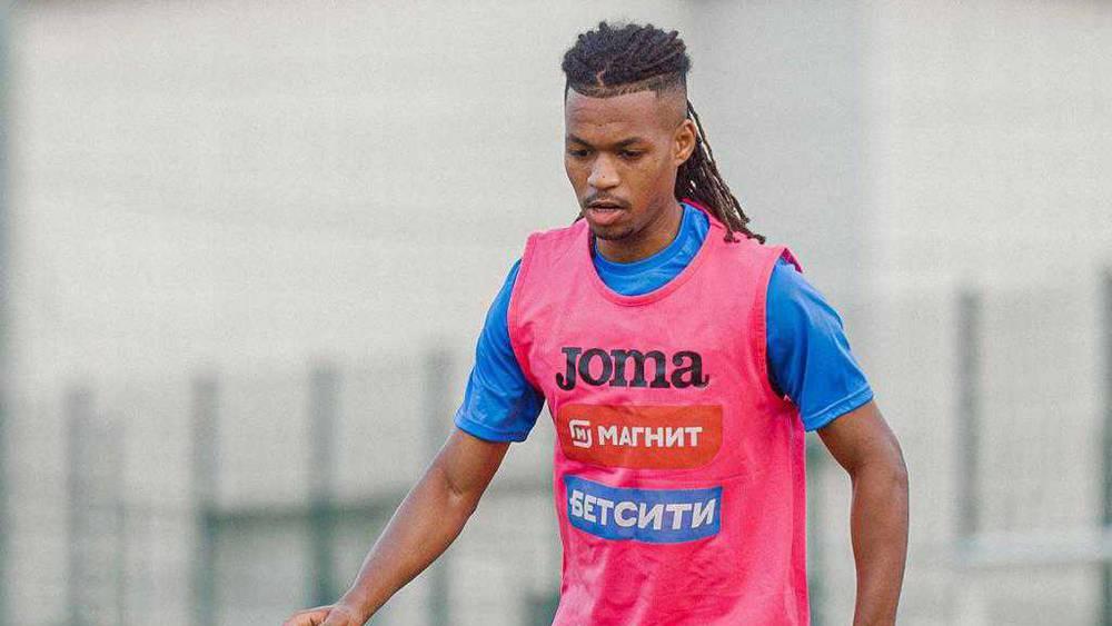 مدرب دينامو ماخاشكالا الروسي يشيد بمهدي مباريك في أول ظهور له مع الفريق