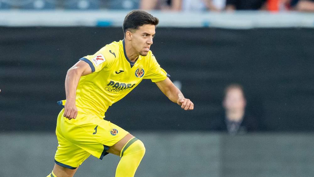 فياريال يمنح الضوء الأخضر لأخوماش ويعلن عودته إلى الميادين بعد تعافيه بشكل كامل من الإصابة