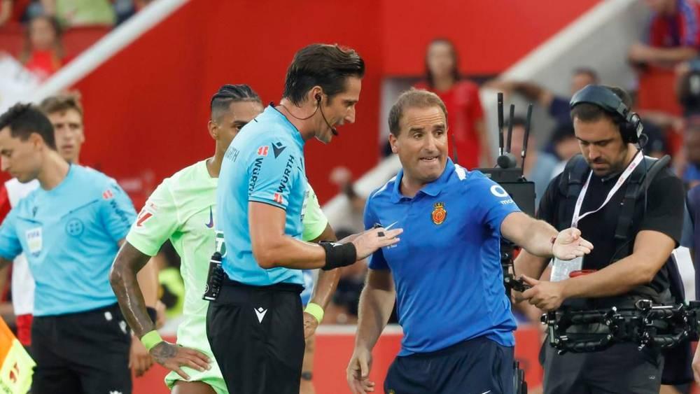 مدرب مايوركا: "الحكم الرابع طلب من حكم الوسط إيقاف اللعب قبل أن نتفاجأ باحتسابه هدف برشلونة!"