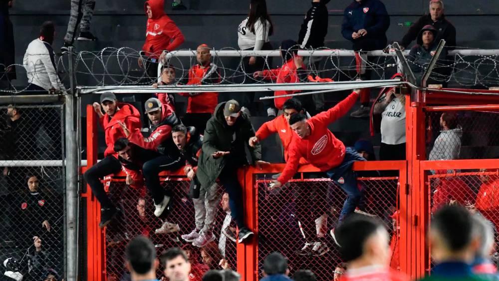 مأساة كروية في الأرجنتين: 19 إصابة خطيرة و111 موقوفاً بعد أحداث عنف مروعة