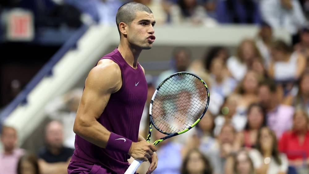 ألكاراز عن سبب قصه لشعره: "تعامل أخي بسوء فهم مع الماكينة ولم نجد حلا سوى حلقه تماما"