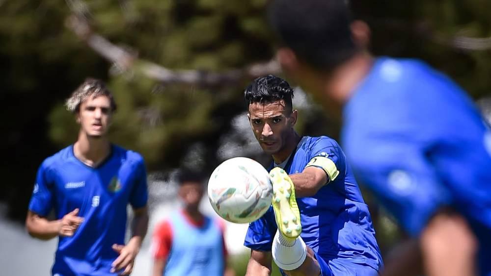 الجيش الملكي يستأنف تداريبه بعد يوم راحة وسانتوس يتجه لبرمجة مباراة ودية نهاية الأسبوع الجاري