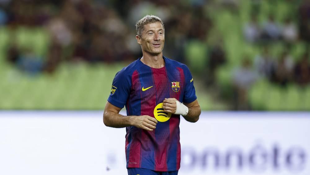 ليفاندوفسكي: "لا أعتقد أنني يجب أن ألعب بسبب اسمي فقط"