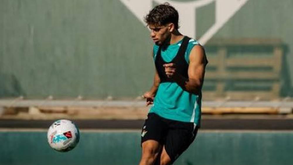 الزلزولي يبدأ في استعادة عافيته ويُباشر تداريب انفرادية رفقة ريال بيتيس بعد غيابه لـ3 أشهر بسبب الإصابة