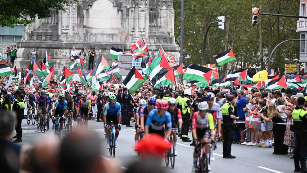 احتجاجات كبيرة مؤيدة لفلسطين تمنع إعلان الفائز بالمرحلة 11 من طواف إسبانيا "La Vuelta"