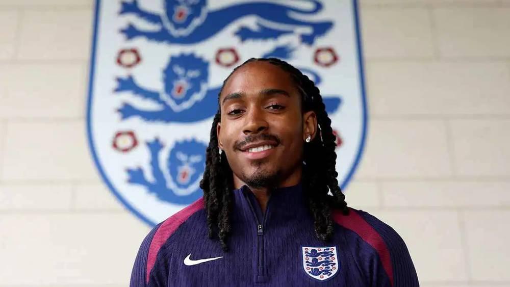 سبينس عن كونه أول لاعب مسلم يلعب لإنجلترا: "إنها نعمة عظيمة.. حتى في أحلك لحظاتي كنت أعلم أن الله معي"