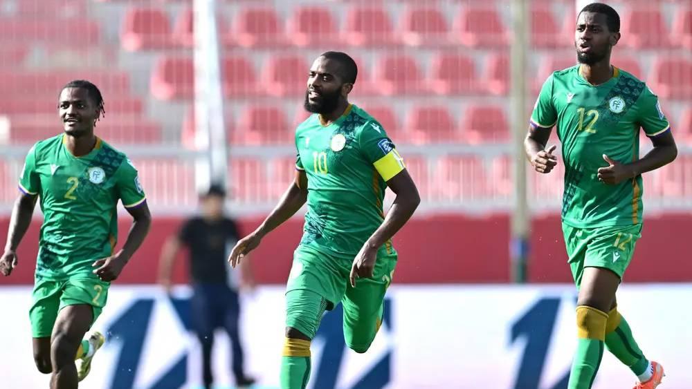 على أرضية ملعب مكناس.. جزر القمر يقترب من صنع المفاجأة وبلوغ المونديال بعد فوزه على أفريقيا الوسطى (2-0)