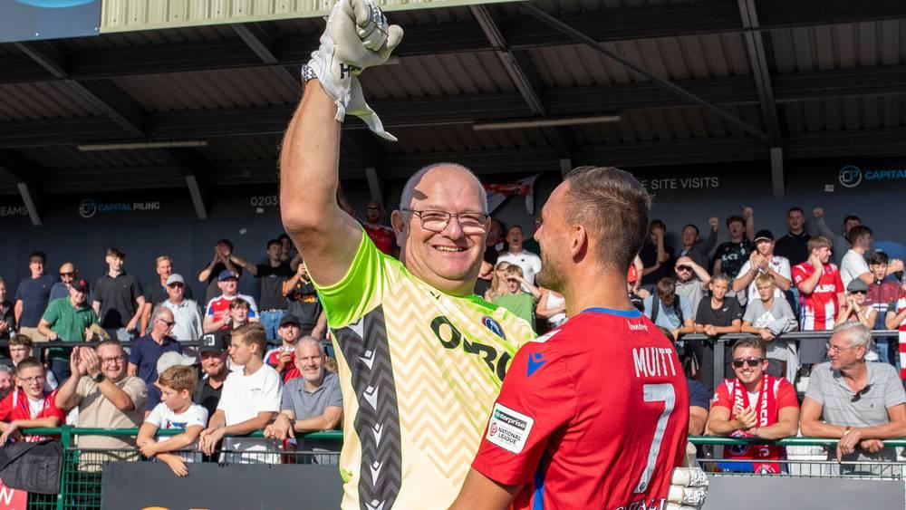 عاد من الاعتزال بعد 28 سنة.. تيري دان (54 عاما) يصنع الحدث إثر تحوله من مشجع لحارس أساسي في نادي دوركينغ ووندررز الإنجليزي!