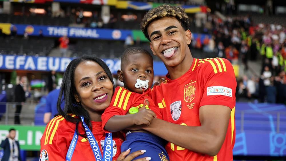 يامال: "والدتي وبّختني بعد أول مباراة رسمية لي مع برشلونة وقالت لي اذهب لِتدرسْ"