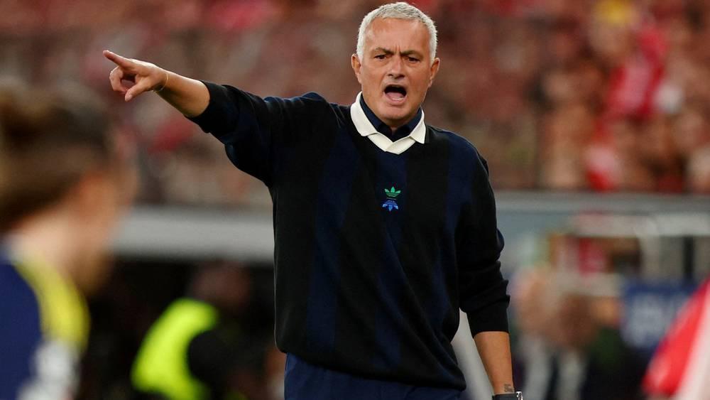 مورينيو لدى وصوله لمطار لشبونة: "لم أفكر مرتين لتدريب بنفيكا"