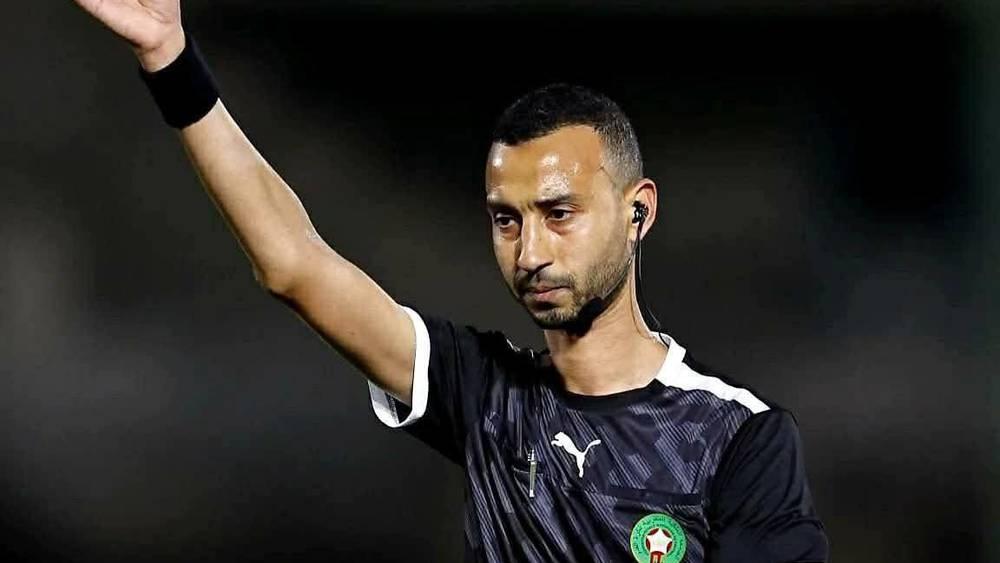 إيقاف حكم مباراة الرجاء والجيش بسرعة قياسية يثير التساؤلات