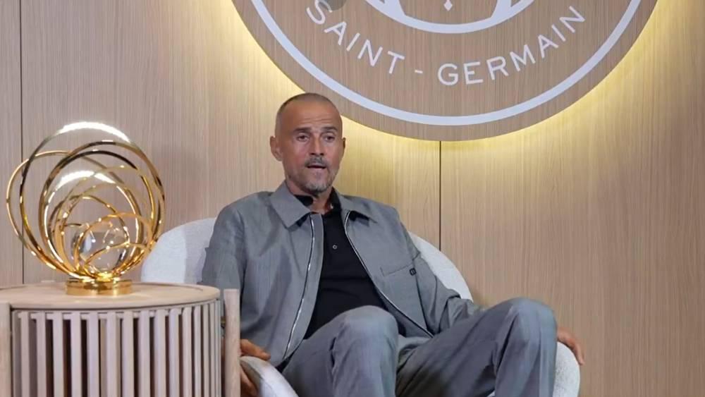 لويس إنريكي يتوج بجائزة "يوهان كرويف" لأفضل مدرب لعام 2025