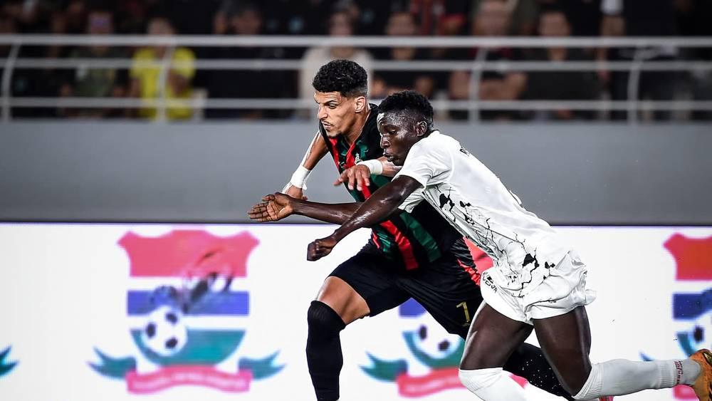 طاقم تحكيمي من البنين يُدير مباراة الجيش الملكي ضد ريال دي بانغول