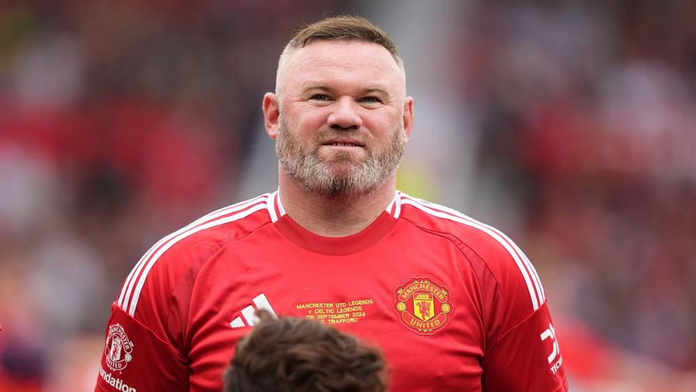 روني: "بعض لاعبي اليونايتد لا يستحقون ارتداء القميص والمُلاك مطالبون بإرسال رسالة واضحة لأن النادي ينهار أمام أعيننا"