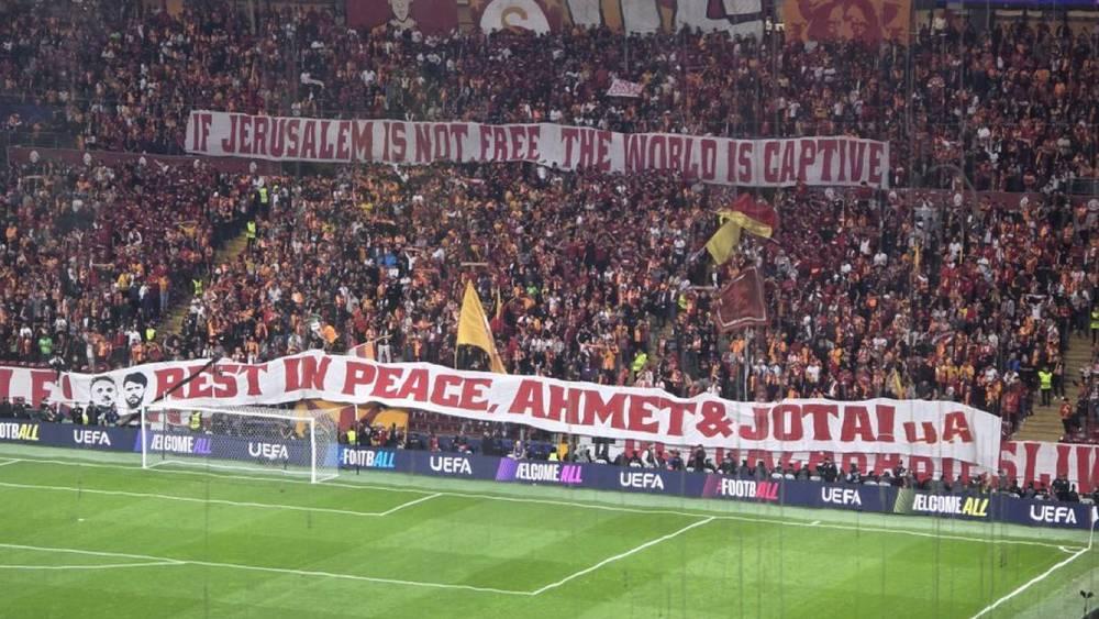 بلافتة تحمل عبارة "إذا لم تكن القدس حرة فالعالم أسير".. جماهير غلطة سراي تُجدد تضامنها مع  فلسطين في مباراة ليفربول!