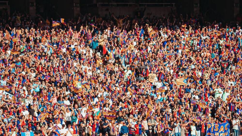 مشجعة لبرشلونة: "من المُخزي أن تعلو أصوات جماهير الفرق المنافسة على أكثر من 40 ألف مشجع لبرشلونة"!