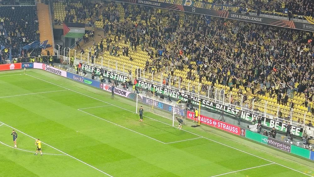 بلافتة تحمل عبارة "من النهر إلى البحر فلسطين ستكون حرة".. جماهير فنربخشة تُجدد تضامنها مع فلسطين في مباراة نيس