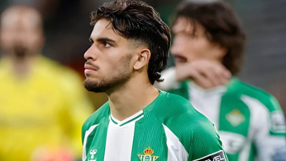 الزلزولي: "رفضت الرحيل عن ريال بيتيس رغم عدة عروض ومتأكد أن هذا سيكون أفضل موسم لي مع الفريق"