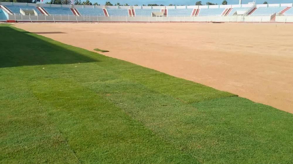 ملعب العبدي بالجديدة يخضع لمجموعة من الإصلاحات من بينها تثبيت العشب الطبيعي