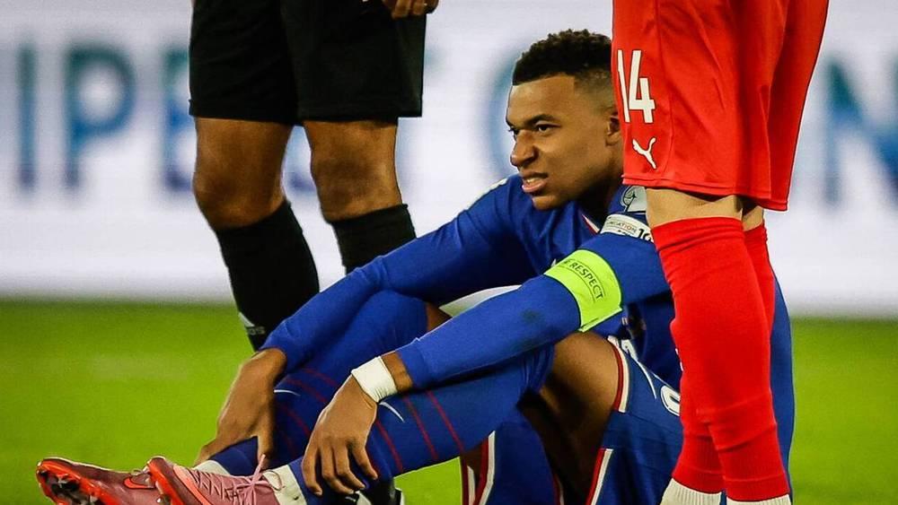 مبابي يغادر معسكر المنتخب الفرنسي بسبب الإصابة وتقارير تؤكد عودته لتداريب الريال الأسبوع المقبل