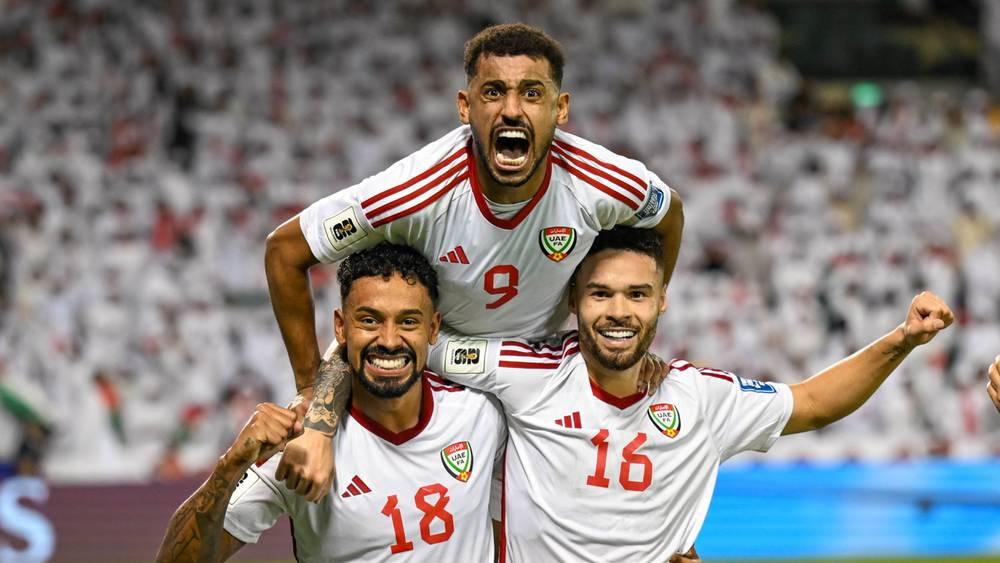 الإمارات تحقق "الريمونتادا" ضد عمان وتقترب من "حلم" المونديال قبل "النهائي" ضد قطر